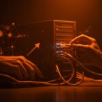 Transformación de PC antigua en NAS para startups, optimizando almacenamiento en red con soluciones DIY en ambiente tecnológico naranja y negro.