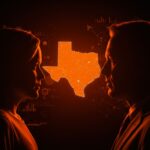 Elon Musk y Greg Abbott en una representación visual de la polémica por transparencia y regulación en el ecosistema tecnológico de Texas para startups.