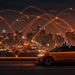 Waymo robotaxi expandiendo servicio de movilidad autónoma en nuevas ciudades como San Diego, Las Vegas y Detroit, destacando la innovación tecnológica y desafíos regulatorios.