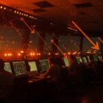 Controladores de tráfico aéreo gestionando vuelos en aeropuerto principal durante reducción del 10% por cierre del gobierno y reducción de capacidad aérea.