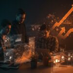 Startups colaborando con tecnología innovadora para pymes chilenas en un entorno digital con flujo de financiamiento y crecimiento.