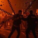 Fotoperiodista cubriendo protesta ICE siendo arrestado, destacando la libertad de prensa y retos legales para periodistas independientes.