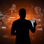 Silueta de fundador analizando amenazas digitales y ciberseguridad inspirada en Ghost in the Shell para startups tecnológicas.