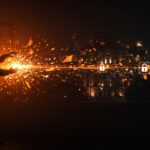 Ciberataque en Universidad de Pensilvania representado con hacker y flujos de datos digitales en tonos naranja y negro, destacando riesgos en ciberseguridad y brechas de datos.