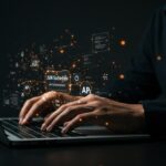 Validación automatizada de datos con JSON Schema y vocabularios para APIs en startups tecnológicas.