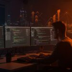 Founder tech motivado practicando LeetCode rodeado de símbolos digitales de comunidad y desarrollo profesional en la industria tecnológica.