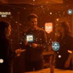 Networking empresarial para startups en LATAM, mostrando fundadores colaborando en coworking con conexiones digitales y símbolos de networking profesional.