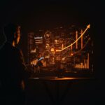 Ejecutivo de SoftBank frente a un portafolio digital con metáforas visuales de inteligencia artificial e inversión en startups tecnológicas.