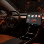 Tablero de Tesla con interfaz CarPlay iluminada representando tendencias en movilidad eléctrica e innovación automotriz.