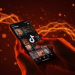 Usuario controlando contenidos generados por IA en TikTok con enfoque en personalización y tecnología avanzada en redes sociales.