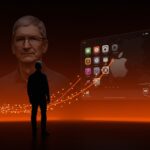 Tim Cook contemplando la sucesión del liderazgo en Apple con John Ternus como posible sucesor en el mercado tecnológico.