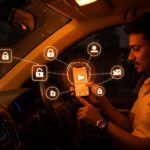 Conductor de Uber en India usando la función de grabación de video para seguridad digital en la app de ridesharing, tecnología aplicada a la movilidad.