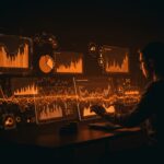 Validación y mitigación del output drift en modelos de lenguaje para fintech, mostrando análisis de datos financieros y redes neuronales en un entorno tecnológico avanzado.