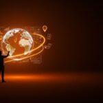 Founder observando mapa digital de movilidad remota simbolizando la inversión de Grab y escalabilidad global de la startup Vay.