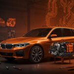 BMW PHEV en taller técnico con componentes eléctricos visibles, simbolizando reparación costosa y retos de sostenibilidad en movilidad eléctrica.