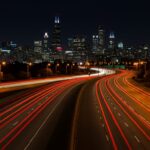 Carreteras de peaje modernas en Estados Unidos con enfoque en financiación, movilidad e infraestructura, ilustradas con Skyway Chicago de fondo.