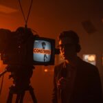 Periodismo investigativo y censura mediática en CBS News visualizado a través de una escena editorial cinematográfica en tonos naranja y negro con metáforas de política editorial y derechos humanos.