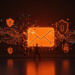 Imagen destacada de protección de cuenta Gmail ante hackeo sofisticado con símbolos digitales de seguridad y ataque cibernético en tonos naranja y negro.