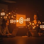 Equipo tech en un espacio futurista gestionando cambio de dirección de correo gmail, resaltando novedades y gestión de cuentas en Google 2025.