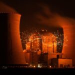 Planta de energía nuclear renovada con integración de inteligencia artificial en infraestructura energética para sostenibilidad y alta demanda eléctrica.