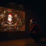 Profesional creativo reflexionando sobre un anuncio navideño generado por IA de McDonald's, representando aprendizaje y feedback en marketing con inteligencia artificial.