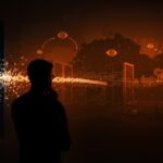 Founder de startup tech frente a servidores que se trasladan fuera de Suiza por leyes de vigilancia y privacidad, simbolizando el impacto en la regulación tecnológica.