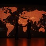 Acuerdo de libre comercio entre UE y Mercosur simbolizado por un apretón de manos digital con conexiones de comercio internacional y oportunidades para startups latinoamericanas.