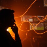 Fundador de startup EdTech con pantallas digitales mostrando manipulación y astroturfing, reflejando ética y confianza en marketing digital.