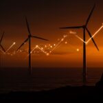 Parque eólico marino en el Reino Unido mostrando precios de energía renovable más baratos en subasta récord, impulsando el mercado energético sostenible.