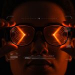 Persona usando gafas inteligentes con autofocus mostrando innovación en tecnología visual y hardware wearable para startups.