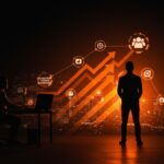 Emprendedor hispano en transición de empleado a fundador, representando crecimiento y networking en el ecosistema startup.