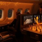 Bot de ajedrez competitivo de Delta Air Lines en acción, demostrando IA aplicada en entretenimiento aéreo con tecnología avanzada dentro de un avión.