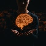 Figura contemplativa con holograma de cerebro digital representando resiliencia mental y sistemas distribuidos aplicados a la esquizofrenia en ingeniería.