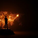 Fabien Pinckaers CEO de Odoo frente a un mapa digital global iluminado, simbolizando crecimiento y expansión SaaS con cultura organizacional y modelo open core.