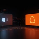 Fundador tecnológico considerando migrar de Windows 11 a Linux en un entorno digital que refleja control, seguridad y productividad en startups.