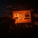 Imagen editorial del REAL ID en EE.UU. con símbolos digitales que representan seguridad nacional y desafíos legales en identificación y ciudadanía.