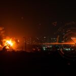 Explosiones y apagón en Caracas afectan el ecosistema startup en Venezuela y LATAM, metáforas visuales de incertidumbre y desafíos tecnológicos.