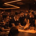 Startups universitarias vietnamitas recibiendo funding e incubación en un entorno tecnológico innovador.