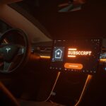 Interfaz digital en un Tesla mostrando suscripción para Full Self-Driving, destacando innovación tecnológica y retos legales en modelos de negocio.