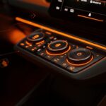 Dashboard del Volkswagen ID. Polo 2026 con botones físicos destacando tendencias de diseño interior y experiencia de usuario en vehículos eléctricos.