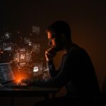 Desarrollador de software usando inteligencia artificial con hologramas y redes neuronales, ilustrando el bajo impacto de la IA en productividad según estudio Pragmatic Summit.