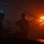 Imagen cinematográfica que representa la censura de CBS por miedo a la FCC, simbolizando la regulación de medios y la libertad de expresión en startups digitales.