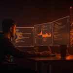 Ilustración de desarrollador trabajando optimizaciones en C++ para mejorar rendimiento en startups tech usando desvirtualización y polimorfismo estático.