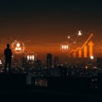 Emprendedor colombiano contemplando la ciudad con símbolos digitales de movilidad social y superación de pobreza mediante startups e innovación social.