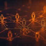 Agentes IA evolucionando colaborativamente sobre una red neural digital destacando innovación en frameworks de inteligencia artificial sin costos extra.