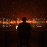 Fundador de startup frente a pantallas con comentarios IA saturando Hacker News, representando los desafíos de moderación en comunidades tech.