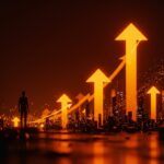 Silueta de fundador frente a una ciudad futurista que representa la escalabilidad y adquisición de Heroku bajo Salesforce en startups SaaS.