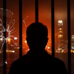 Silhouette de Jimmy Lai tras rejas simbolizando la condena y el fin de la libertad de prensa en Hong Kong con metáforas visuales de riesgos regulatorios para startups en Asia.