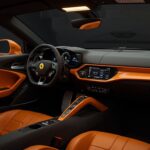 Interior minimalista y lujoso del Ferrari Luce EV diseñado por Jony Ive, integrando innovación tecnológica y movilidad eléctrica.