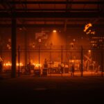 Mega almacenes convertidos en centros de detención con elementos visuales que ilustran inmigración, automatización e inversión tecnológica.